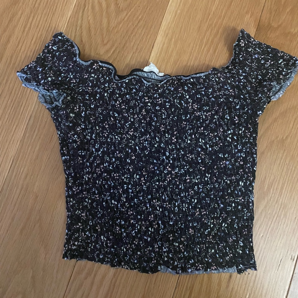 Garage floral off the shoulder crop top size Small🌸🖤